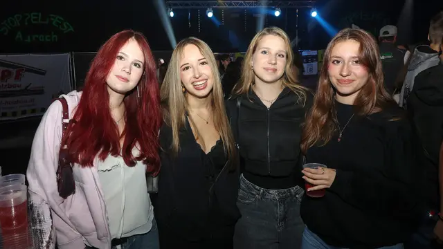 Lisa, Hanna, Kathi und Emma aus Aurach ließen sich die Party nicht entgehen. | Foto: Helmut Klein
