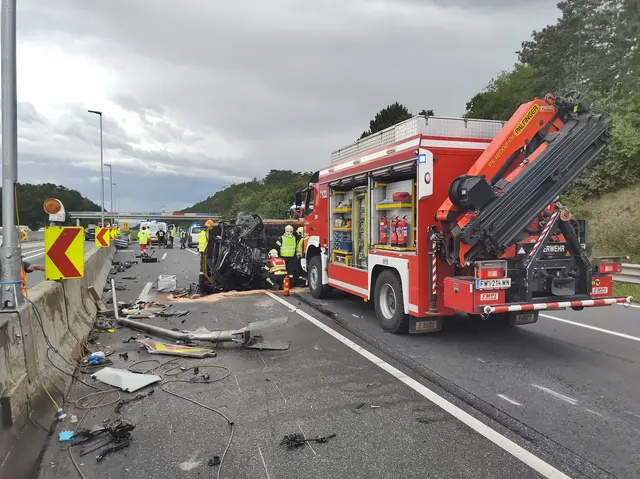Schwerer Unfall auf der Südautobahn im Baustellenbereich Wöllersdorf. | Foto: FF WRN