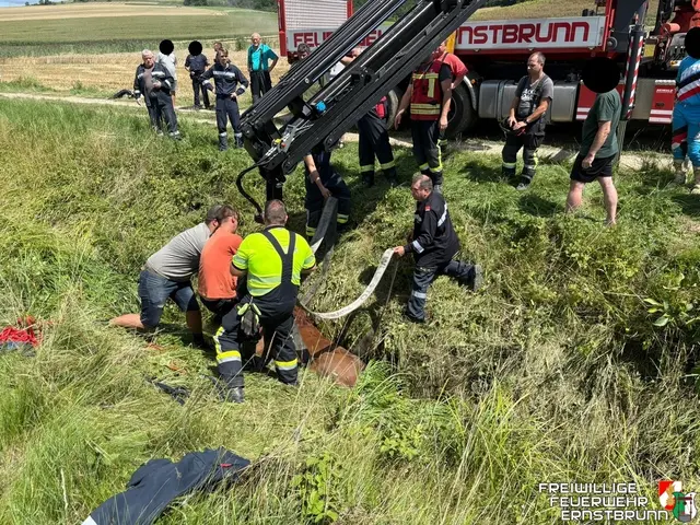 Feuerwehrkräfte legen breite Hebebänder unter das Pferd. | Foto: FF Ernstbrunn