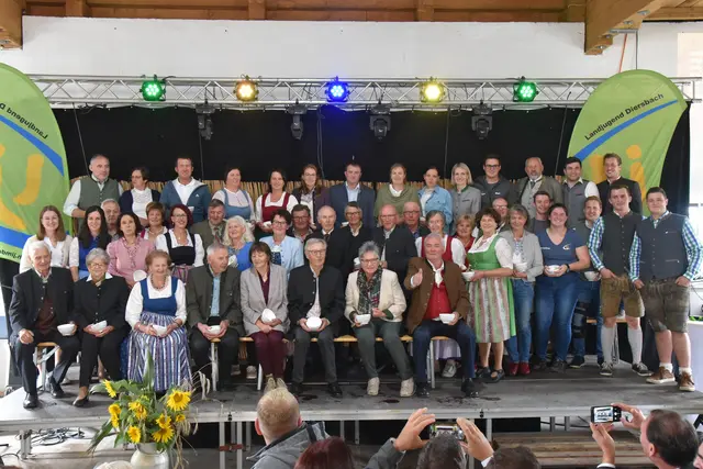 Die anwesenden ehemaligen und aktiven Leiter*innen und -stellvertreter*innen der Landjugend Diersbach.