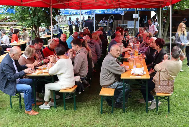 Unter dem Zelt ließ es sich aushalten | Foto: Gerhard Langmann