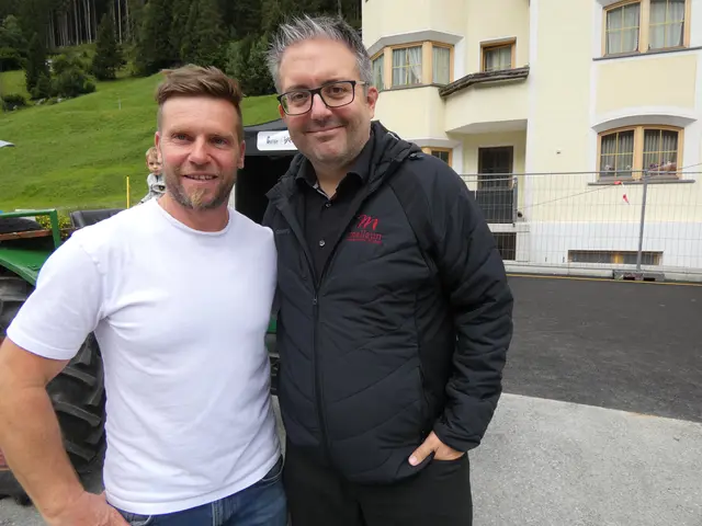 Oldtimerclub-Obmann Alexander Ladner mit TVB-Vorstand von See Christoph Mallaun vom TVB Paznaun-Ischgl.