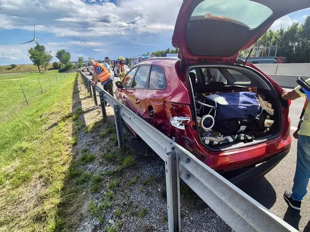 Unfallstelle auf der A3 mit zwei beschädigten Pkw in der Leitschiene. | Foto: Thomas Lenger/Monatsrevue