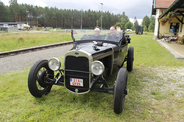 Hotrod-Spezialist Godi Drexler (Hotrodgarage.de) kam mit seinem tollen Hotrod Ford A, Bj. 1930 aus Deutschland angereist.  | Foto: Walter Kellner