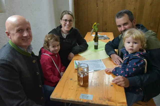 Opa Robert mit Lea, Stefanie, Sebastian und Hannah. | Foto: Alois Braid / zema.medien.de
