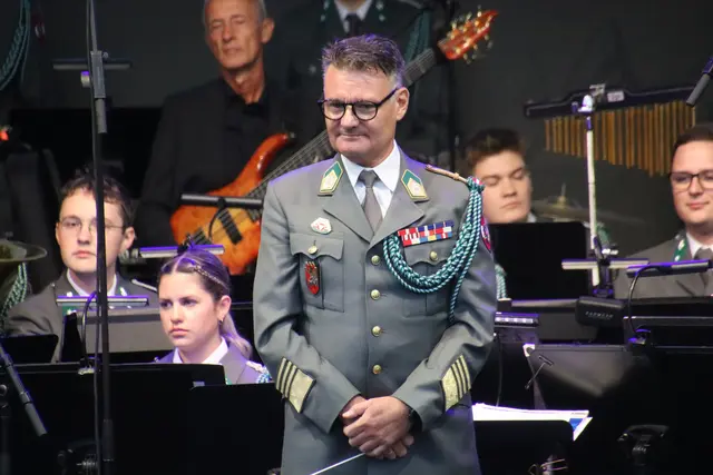 Militärkapellmeister Johann Kausz dirigierte das Ensemble. | Foto: Martin Wurglits