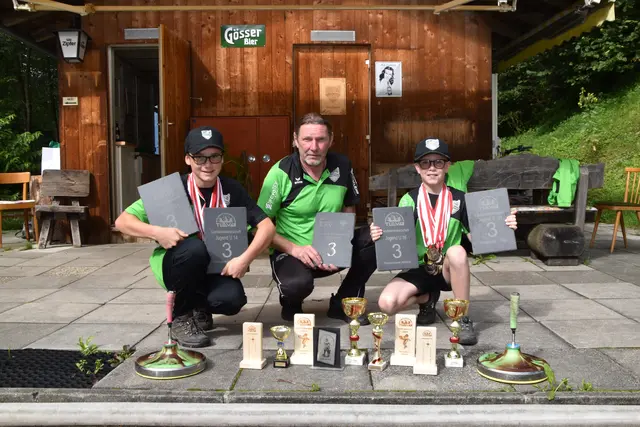 Unzählige Medaillen und Pokale: Die Nachwuchstalente Fabian Stöckholzer, Matteo Kolland sowie Obmann Hans Rainer freuen sich über die jüngsten Erfolge für den Verein.  | Foto: Kendlbacher