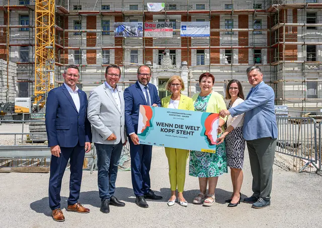 Ortsvorsteher Mauer-Greinsfurth Manuel Scherscher, Bürgermeister Christian Haberhauer, Landtagsabgeordneter Bernhard Ebner, Landeshauptfrau Johanna Mikl-Leitner, Moststraßen-Obfrau Michaela Hinterholzer, Regina Bauer (Landesklinikum Mauer) und Erwin Klissenbauer (Geschäftsführer Schallaburg KulturbetriebsgesmbH) | Foto: NLK Burchhart