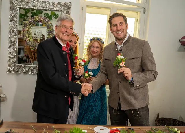 Peter Kaiser und Alexander Pröll bei der 8-Minuten-Challenge zur ID Austria und den Kirchtagssträußchen. | Foto: LPD Kärnten/Steinacher