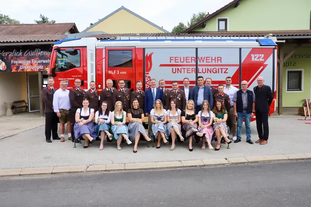 Das neue HLF 3 der FF Unterlungitz wurde von neun Patinnen und zahlreichen Ehrengästen seiner Bestimmung übergeben. | Foto: Alfred Mayer