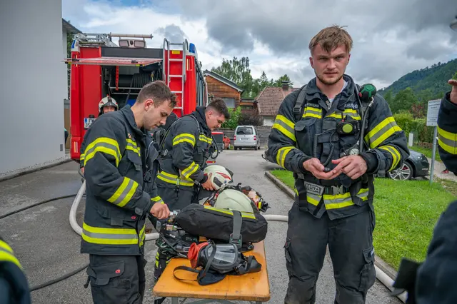 Die Feuerwehr Grünau im Almtal löschte am 3. August 2025 einen Wohnungsbrand in einem Mehrparteienhaus. | Foto: TEAM FOTOKERSCHI