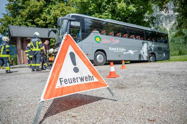 Dank des Einsatzes der Feuerwehr Grünau im Almtal konnte die Reisegruppe ihre Fahrt fortsetzen. | Foto: TEAM FOTOKERSCHI