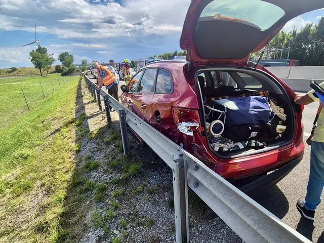 Unfallstelle auf der A3 mit zwei beschädigten Pkw in der Leitschiene. | Foto: Thomas Lenger/Monatsrevue