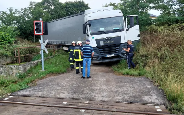 Der Lkw blieb seitlich an einem Geländer hängen. | Foto: FF Kleinhöflein