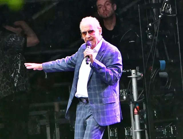 Michael Holm (82) rockt die Bühne 
