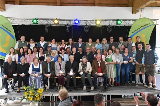 Die anwesenden ehemaligen und aktiven Leiter*innen und -stellvertreter*innen der Landjugend Diersbach.