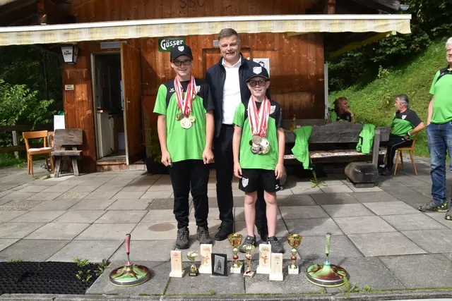 Die Nachwuchstalente Fabian Stöckholzer und Matteo Kolland mit Bgm. Johannes Strobl. | Foto: Kendlbacher