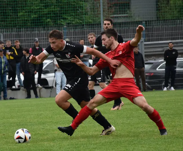 Die Zuschauer erlebten ein kampfbetontes Spiel im Gießenstadion.  | Foto: Haun