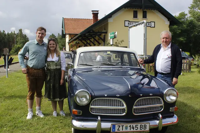 Kerstin Weichselbaum, Georg und Otmar Steininger mit ihrem schönen Volvo 121 Amazon Bj. 1960 | Foto: Walter Kellner