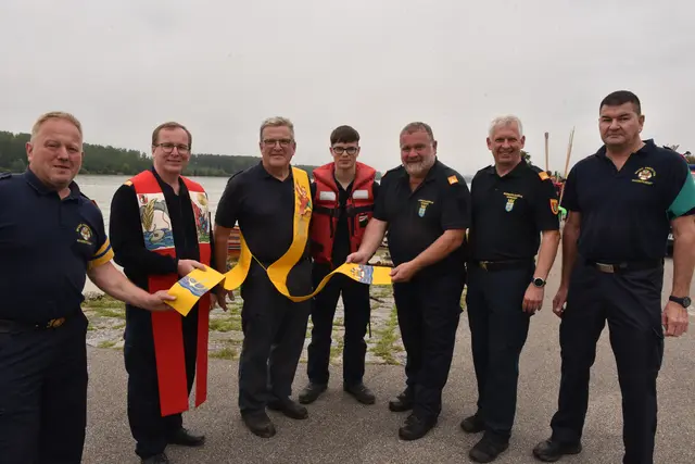 Bezirkssachbearbeiter Leopold Marhofer, Bezirksfeuerwehrkurat Pater Georg Haumer, Diakon Franz Wimmer, sein Enkerl Marco, Bezirksfeuerwehrkommandant Rudolf Katzengruber, Bezirksfeuerwehrkommandant-Stv. Josef Fuchsberger, Wasserdienst-Ausbildner Herbert Eglseer bzw. vom abendlichen Festakt mit der Übergabe. | Foto: Wolfgang Zarl