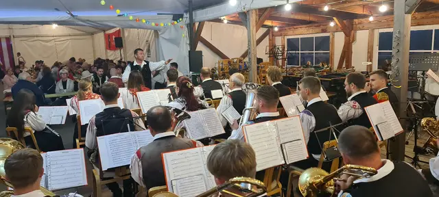 Ein Blick über die Schultern der Musikerinnen und Musiker | Foto: Koller