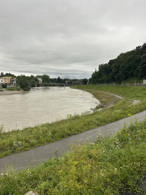 Bei niedrigen Stand würde man hier am rechten Ufer grosse Steine und Holzstämme sehen. | Foto: Schweighofer Elisabeth 