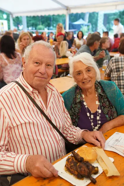 Friedl Döller genoss mit Hermine Weninger ein frisches Grillhendl.