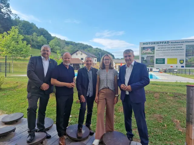 Eröffneten den Motorikpfad (v.l.): Vize-Obmann Franz Kazinota (südburgenland plus), Vbgm. Rudolf Rogatsch, GV Christian Rabl, Bgm. Monika Pock, Obmann Walter Temmel (südburgenland plus). | Foto: südburgenland plus