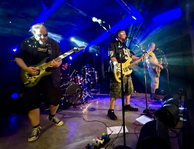 Solche "Rotzpipn": Die Band "Rotzpipn" heizte das Publikum mit erdigem Rock an. | Foto: Sascha Trimmel