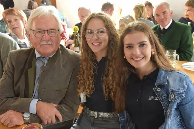 Hans mit den zwei feschen Musikerinnen Verena und Nina. | Foto: Alois Braid / zema.medien.de