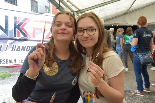 Elina und Emily waren für das Kinderschminken verantwortlich. | Foto: Alois Braid / zema.medien.de