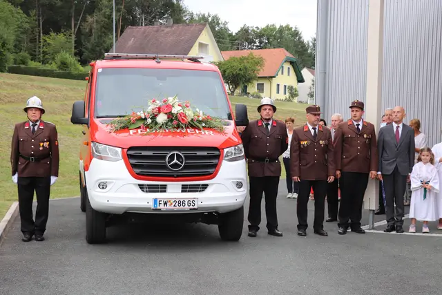 Höhepunkt des Jubiläums-Festaktes war die Segnung des neuen Kommandofahrzeugs. | Foto: Feuerwehr Güttenbach