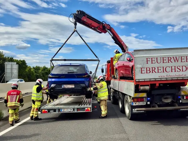 Feuerwehr Ebreichsdorf sichert die Einsatzstelle auf der Autobahn. | Foto: Thomas Lenger/Monatsrevue