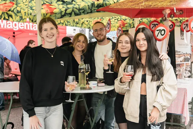 Regen konnte die Weinliebhaber nicht aufhalten: Zahlreiche Gäste kamen nach Perg, um edle Tropfen zu verkosten. | Foto: Photography & Dipl. Exp. Filmproduktion Tobias Schartner