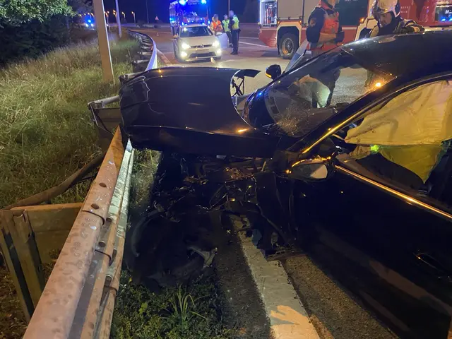 Bei der Autobahnabfahrt Auhof pralle ein Pkw gegen die Leitplanke. | Foto: Stadt Wien | Feuerwehr