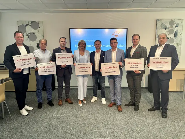 (v.l.) Thomas Hoffmann, SPÖ-Gemeindesprecher und Bürgermeister von Schattendorf, Harald Neumayer, Bürgermeister von Purbach am See, Wolfgang Koller, Bürgermeister von Kemeten, Elisabeth Böhm, Vorsitzende Städtebund Burgenland und Bürgermeisterin von Neusiedl am See, Roland Fürst, SPÖ-Klubobmann, Erich Trummer, Präsident GVV Burgenland und Bürgermeister von Neutal, Fabio Halb, Bürgermeister von Mühlgraben und Franz Kazinota, Bürgermeister von Neustift bei Güssing.  | Foto: Stefan Schneider