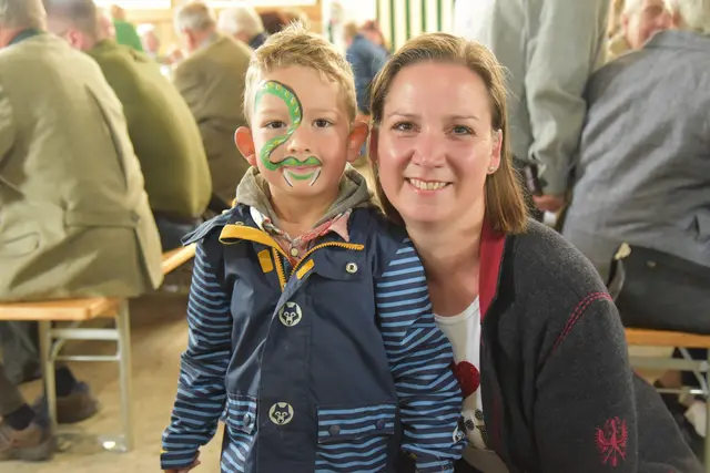 Katha mit Tobias, der das Kinderschminken genossen hat. | Foto: Alois Braid / zema.medien.de