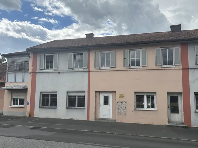 Serienweise wurden und werden Zahlungsaufforderungen an jene geschickt, die vor dem ehemaligen Gasthaus parken oder ihr Fahrzeug wenden. | Foto: Martin Wurglits