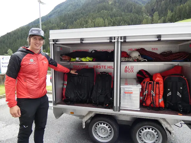 Obmann Benedikt Kerber zeigt den Anhänger mit allen notwendigen Ausrüstungen für Bergrettungseinsätze.