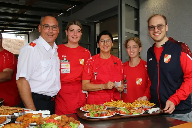 Kdt. HBI Hannes Heiss, Miriam Holzinger, Maria List, Hannah Eder und Verwalter Yannic Sommer, halfen bei der Essen Ausgabe mit