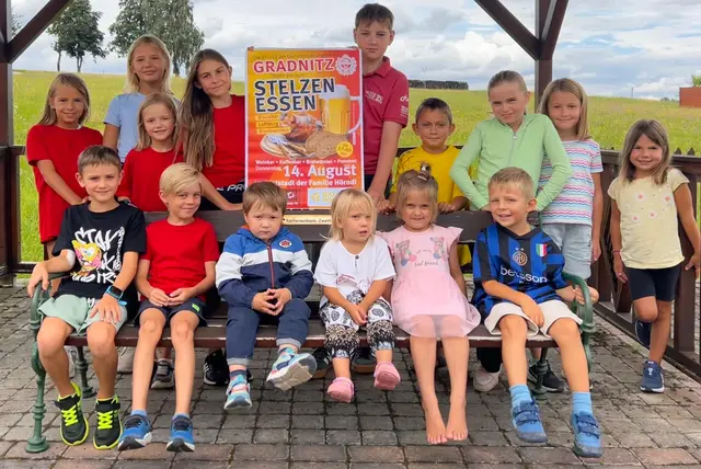 Die kleinen Gradnitzer freuen sich auf die Luftburg, die Großen auf Ihren Besuch beim Stelzenessen am 14. August ab 17 Uhr. | Foto: Bettina Stift