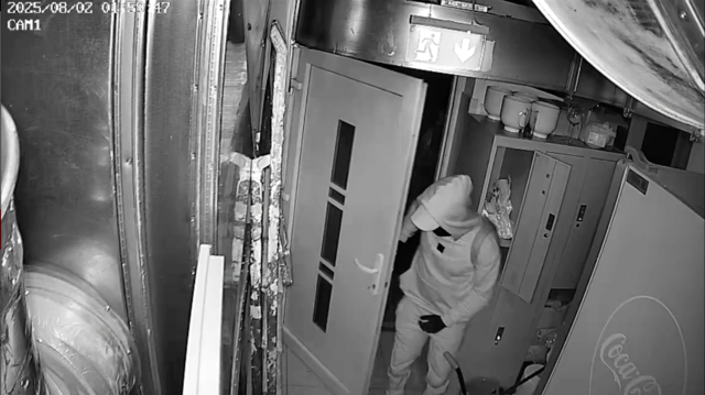 Aufnahmen aus einer Überwachungskamera zeigen eine komplett vermummte Person, die sich über die besagte Hintertür in der Küche Zutritt verschafft. | Foto: Pizzeria Mergellina
