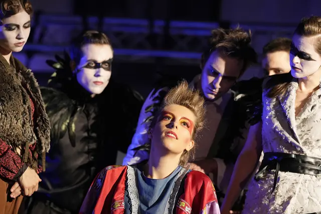 Katharina Wegscheider (Euridice), Tim Lehmann (Pluto), Antonia Ortner (Amor), Sebastian
Taschner (Aristeo), Lena Obexer (Proserpina), dahinter halb verdeckt: Olivier Benoît (Orfeo) | Foto: Reinhard Winkler