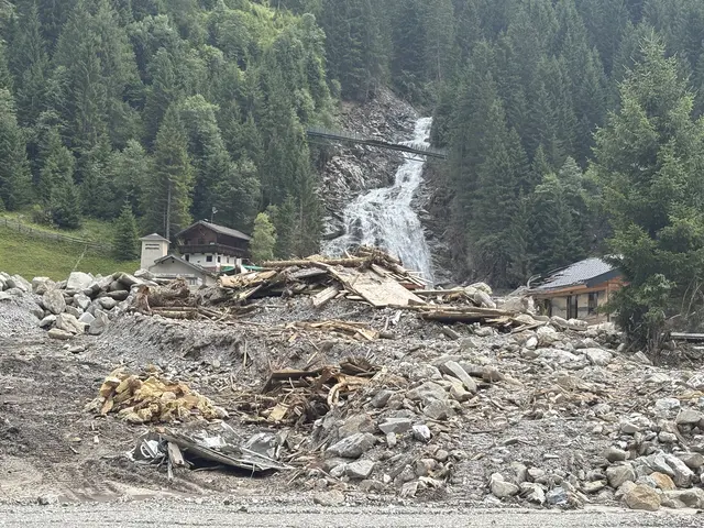 Die Aufräumarbeiten im Gschnitz laufen auf Hochtouren und werden im hinteren Tal noch länger andauern.  | Foto: Martina Obertimpfler