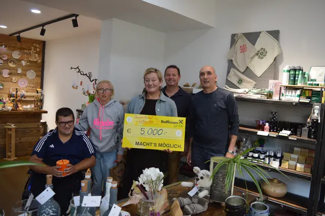 Delio Bekim, Teresa Perner, Brigitte und Christian Herzmaier und Hansjörg Rettenwender bei der Spendenübergabe. | Foto: Lebenshilfe Salzburg