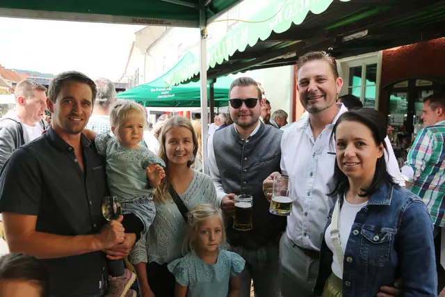 Hunderte Gäste waren beim Marktfest dabei. | Foto: Mandl