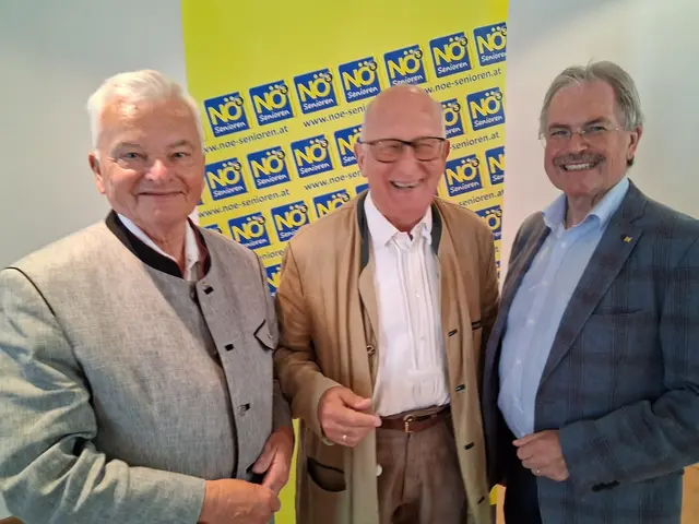 Herbert Nowohradsky (l) und Karl Wilfing (r) gratulieren Rudolf Donninger (m) | Foto: NÖ Senioren/Donninger