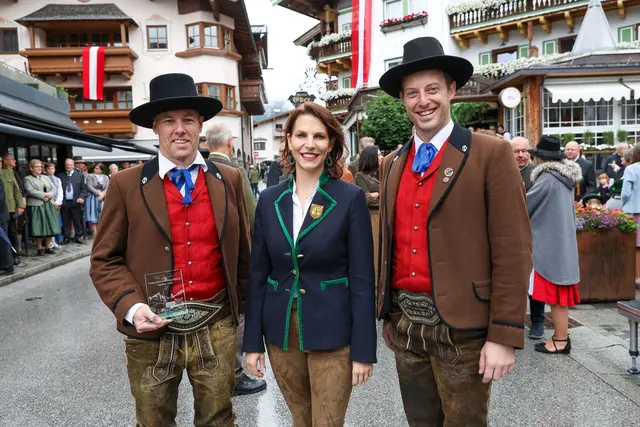 Landeshauptfrau Karoline Edtstadler mit Markus Rohrmoser (Obmann der Trachtenmusikkapelle Maria Alm, links) und Vizebürgermeister Dominik Struber.  | Foto: Land Salzburg/Neumayr/Hölzl