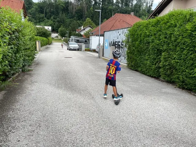 Auch Kinder düsen bereits auf ihren E-Scootern durch die Gegend – Eltern sind verpflichtet, die Scooter gesetzeskonform auszustatten. | Foto: Gru