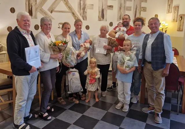 Puchberg ehrte seine Jubilare und Neugeborenen. | Foto: Gemeinde Puchberg